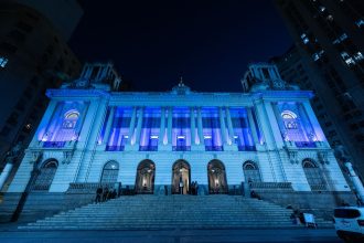 O Palácio Pedro Ernesto "vestido" de azul, em homenagem ao Dia Internacional da Juventude