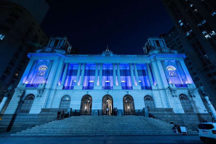 O Palácio Pedro Ernesto "vestido" de azul, em homenagem ao Dia Internacional da Juventude
