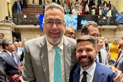 Jorge Canella com o padrinho, o prefeito de Belford Roxo, Márcio Canella: ambos filiados ao União de Rodrigo Bacellar, o que não impediu o vereador de votar a favor do prefeito Eduardo Paes (PSD)