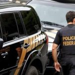 A PF está em operação para cumprir seis mandados de busca e apreensão, além de medidas de bloqueio e indisponibilidade de bens no valor estimado de R$ 3 milhões obtidos em fraudes contra o INSS