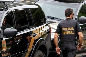 A PF está em operação para cumprir seis mandados de busca e apreensão, além de medidas de bloqueio e indisponibilidade de bens no valor estimado de R$ 3 milhões obtidos em fraudes contra o INSS