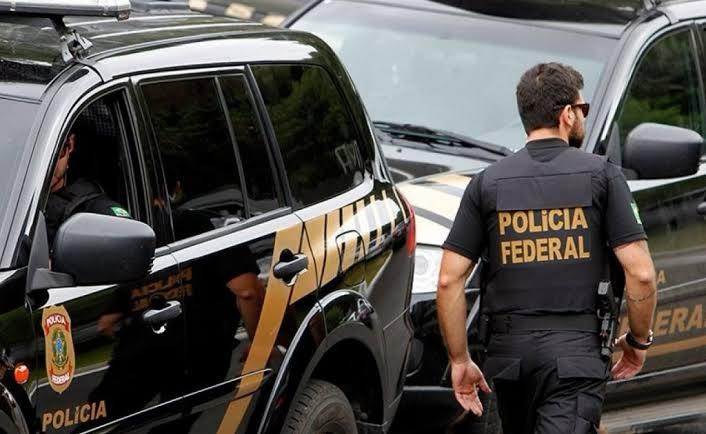 A PF está em operação para cumprir seis mandados de busca e apreensão, além de medidas de bloqueio e indisponibilidade de bens no valor estimado de R$ 3 milhões obtidos em fraudes contra o INSS