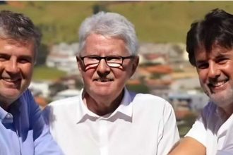O vereador Luiz Antônio Corrêa (ao centro), com os filhos André, o deputado estadual (à esquerda) e Saulo, o prefeito: posse na Câmara. no lugar de Marcelo Queiroz
