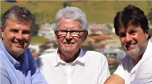 O vereador Luiz Antônio Corrêa (ao centro), com os filhos André, o deputado estadual (à esquerda) e Saulo, o prefeito: posse na Câmara. no lugar de Marcelo Queiroz