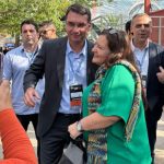 O senador Flávio Bolsonaro (PL) posa para foto com uma fã na Rio Innovation Week: políticos, assim como os robôs, chamam a atenção