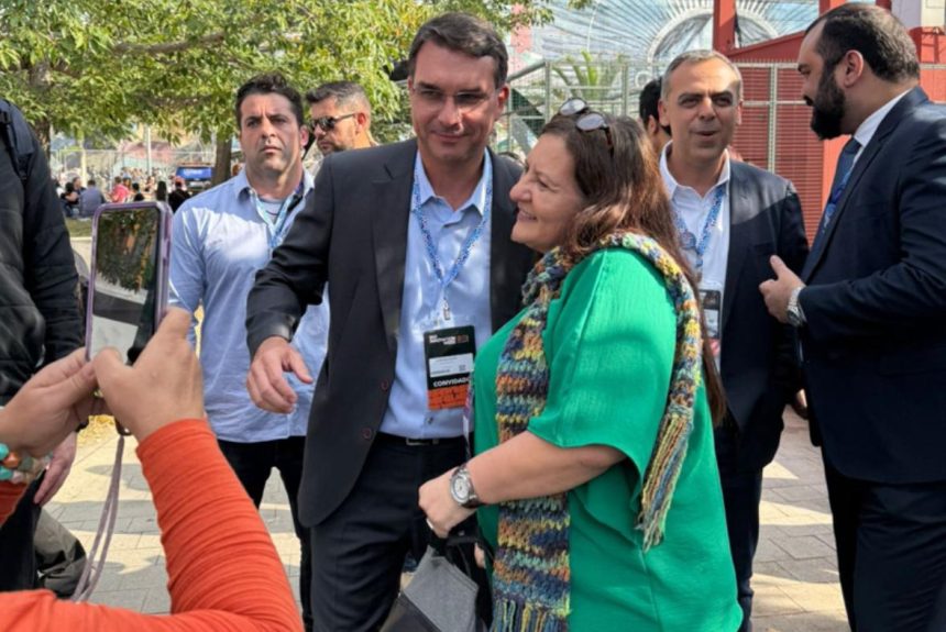 O senador Flávio Bolsonaro (PL) posa para foto com uma fã na Rio Innovation Week: políticos, assim como os robôs, chamam a atenção