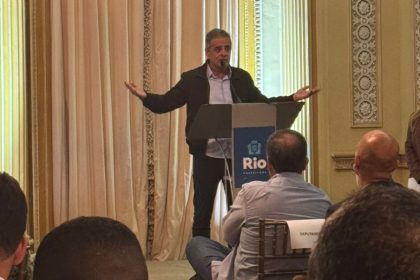 Chefão do PSDB, Aécio Neves comparece à posse de Marcelo Queiroz como secretário de Paes