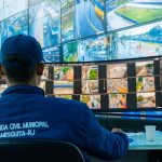 O Centro de Controle Operacional de Mesquita conta com 30 televisores e três drones equipados com câmeras com visão noturna