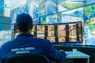 O Centro de Controle Operacional de Mesquita conta com 30 televisores e três drones equipados com câmeras com visão noturna