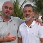 O presidente da Câmara de Três Rios, Jonas Dico (Podemos), com o prefeito afastado Joa Barbaglio, do Republicanos (à direita): o moço vai disputar a eleição suplementar para prefeito da cidade em outubro