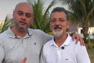 O presidente da Câmara de Três Rios, Jonas Dico (Podemos), com o prefeito afastado Joa Barbaglio, do Republicanos (à direita): o moço vai disputar a eleição suplementar para prefeito da cidade em outubro