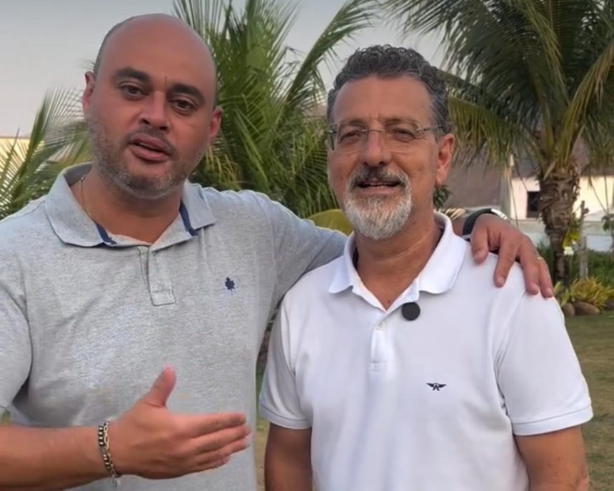 O presidente da Câmara de Três Rios, Jonas Dico (Podemos), com o prefeito afastado Joa Barbaglio, do Republicanos (à direita): o moço vai disputar a eleição suplementar para prefeito da cidade em outubro