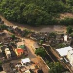 No último transbordamento do Rio Acari, em 2024, mais de 20 mil moradores foram afetados: um empréstimo com a Caixa Econômica para corrigir o problema estão no pacote está no pacote de projetos enviados por Paes à Câmara e está na mira da oposição