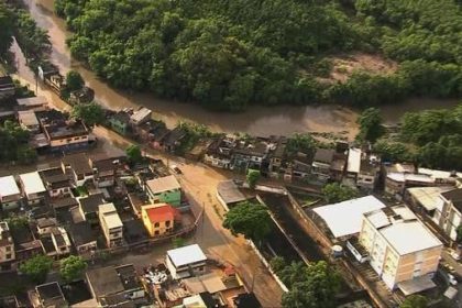 No último transbordamento do Rio Acari, em 2024, mais de 20 mil moradores foram afetados: um empréstimo com a Caixa Econômica para corrigir o problema estão no pacote está no pacote de projetos enviados por Paes à Câmara e está na mira da oposição