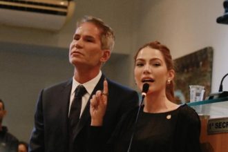 Pré-candidato a prefeito, Márcio Poncio recebe homenagem em Três Rios ao lado da filha deputada, Sarah
