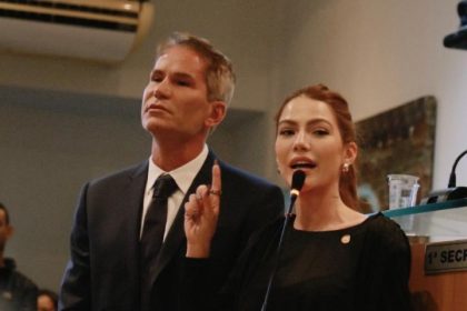 Pré-candidato a prefeito, Márcio Poncio recebe homenagem em Três Rios ao lado da filha deputada, Sarah