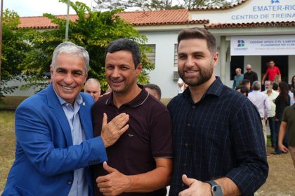 O secretário nacional de Assuntos Parlamentares, André Ceciliano (à esquerda), o prefeito de Italva e presidente do Consórcio de Municípios do Norte e Noroeste Fluminense, Leo Pelanca (PL), e Wladimir Garotinho (PP), de Campos: região forma comissão para discutir o veto do presidente Lula (PT) ao projeto do semiárido