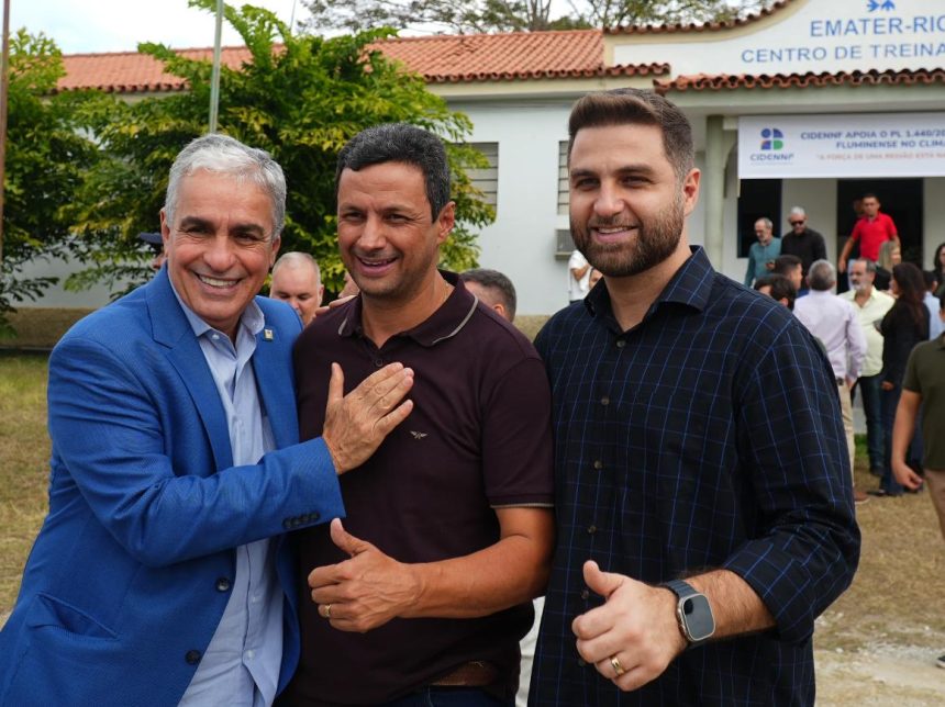O secretário nacional de Assuntos Parlamentares, André Ceciliano (à esquerda), o prefeito de Italva e presidente do Consórcio de Municípios do Norte e Noroeste Fluminense, Leo Pelanca (PL), e Wladimir Garotinho (PP), de Campos: região forma comissão para discutir o veto do presidente Lula (PT) ao projeto do semiárido