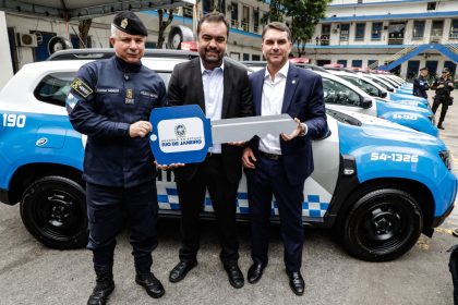 O governador Cláudio Castro e o senador Flávio Bolsonaro entregam as viaturas ao secretário da PM, Marcelo Menezes: em vídeo, um levantou a bola do outro, numa dobradinha clássica de pré-candidatos aliados
