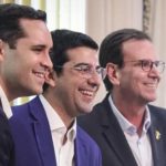 Eduardo Paes e seu vice, Eduardo Cavaliere, com o novo secretário de Administração, Marcelo Queiroz, ao centro: numa cerimônia nos moldes tucanos, o prefeito tentou seduzir adversários históricos