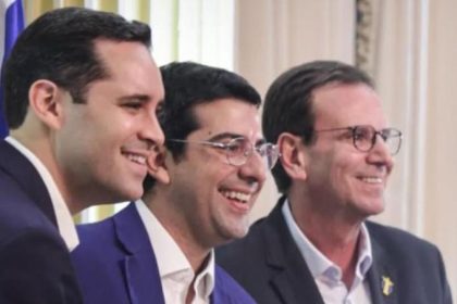 Eduardo Paes e seu vice, Eduardo Cavaliere, com o novo secretário de Administração, Marcelo Queiroz, ao centro: numa cerimônia nos moldes tucanos, o prefeito tentou seduzir adversários históricos