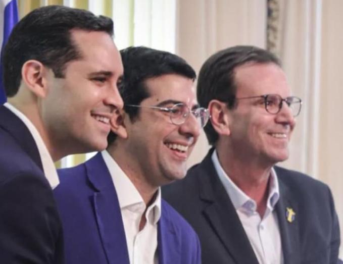 Eduardo Paes e seu vice, Eduardo Cavaliere, com o novo secretário de Administração, Marcelo Queiroz, ao centro: numa cerimônia nos moldes tucanos, o prefeito tentou seduzir adversários históricos