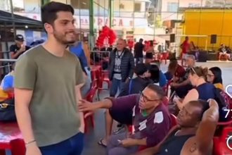 João Drumond em ação social do Instituto Imperatriz Leopoldinense na Favela Nova Brasília, no Complexo do Alemão: neto de Luizinho Drumond está em pré-campanha para deputado estadual