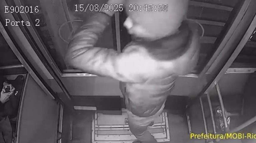 Homem tenta furtar celular no BRT, mas acaba preso; veja o vídeo