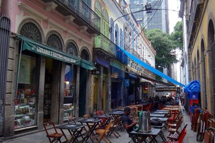 Rua do Ouvidor, onde ficam quatro dos imóveis desapropriados nesta segunda-feira, pela Prefeitura do Rio: revitalização de casarões abandonados