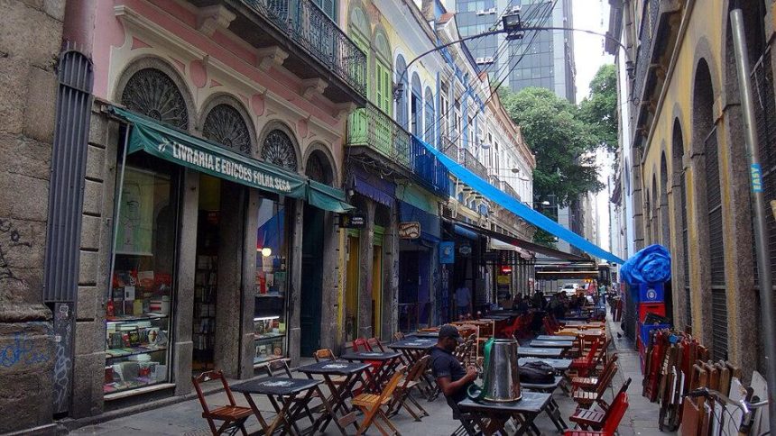 Rua do Ouvidor, onde ficam quatro dos imóveis desapropriados nesta segunda-feira, pela Prefeitura do Rio: revitalização de casarões abandonados
