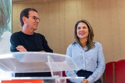 O prefeito Eduardo Paes e a vereadora Gigi Castilho, na Congregação Tiberíades Rio de Janeiro, em Sepetiba: o pré-candidato a governador vai conquistando o Republicanos pelas beiradas