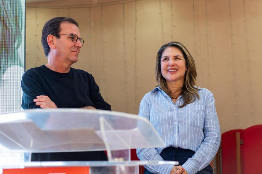 O prefeito Eduardo Paes e a vereadora Gigi Castilho, na Congregação Tiberíades Rio de Janeiro, em Sepetiba: o pré-candidato a governador vai conquistando o Republicanos pelas beiradas