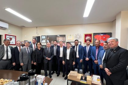Os irmãos Carlo e Cláudio Caiado são recebidos pelo presidente da Câmara Municipal de Goiania, Romário Policarpo, e outros vereadores da capital de Goiás
