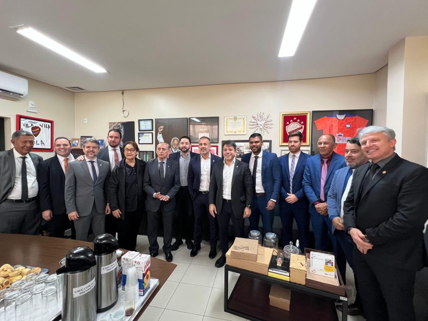 Os irmãos Carlo e Cláudio Caiado são recebidos pelo presidente da Câmara Municipal de Goiania, Romário Policarpo, e outros vereadores da capital de Goiás