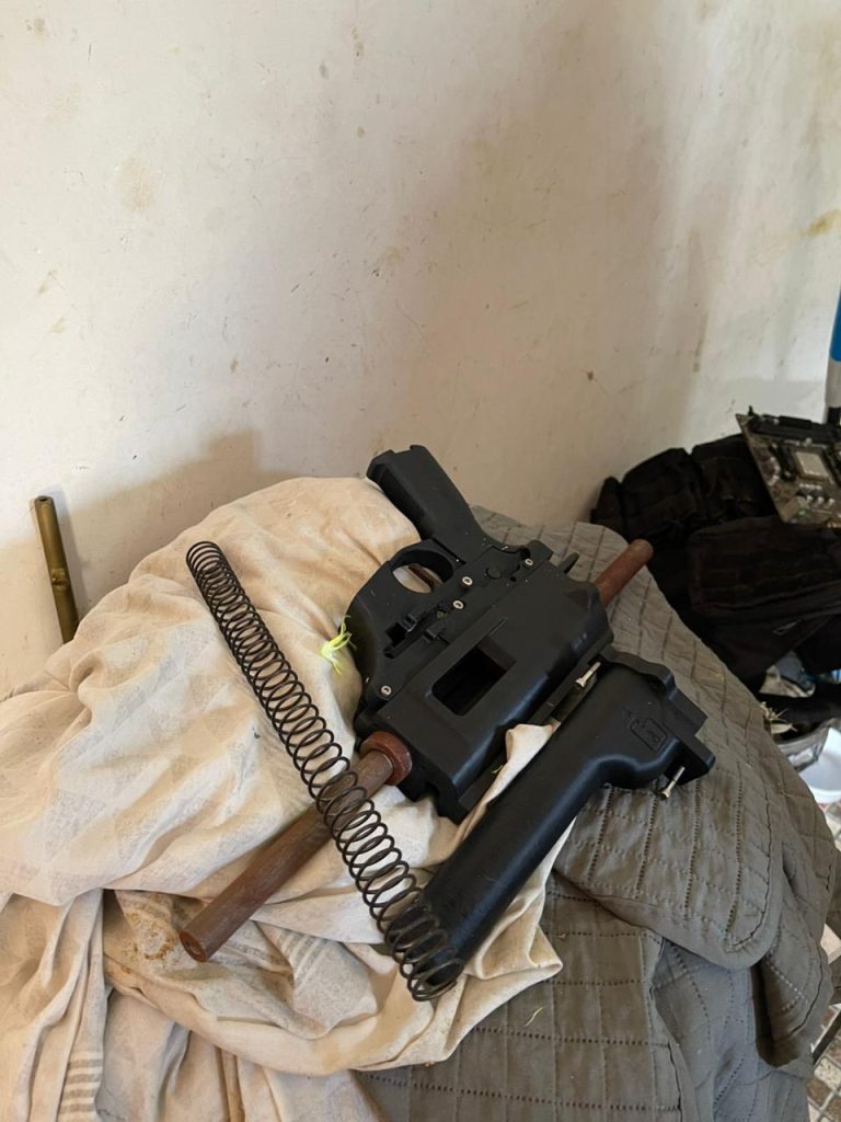 Polícia Federal estoura fábrica de fuzis da milícia em Rio das Pedras