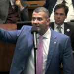 Deputado exibe imagens de esquartejamento durante sessão plenária da Alerj