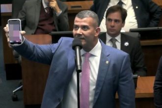 Deputado exibe imagens de esquartejamento durante sessão plenária da Alerj