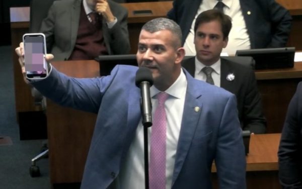 Deputado exibe imagens de esquartejamento durante sessão plenária da Alerj
