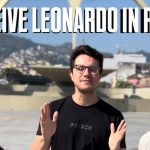 Deive Leonardo, o evangelista e influenciador, anuncia, da Praça da Apoteose, a apresentação de sábado no Rio
