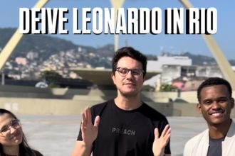 Deive Leonardo, o evangelista e influenciador, anuncia, da Praça da Apoteose, a apresentação de sábado no Rio