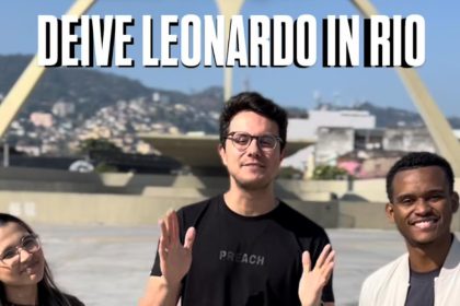 Deive Leonardo, o evangelista e influenciador, anuncia, da Praça da Apoteose, a apresentação de sábado no Rio