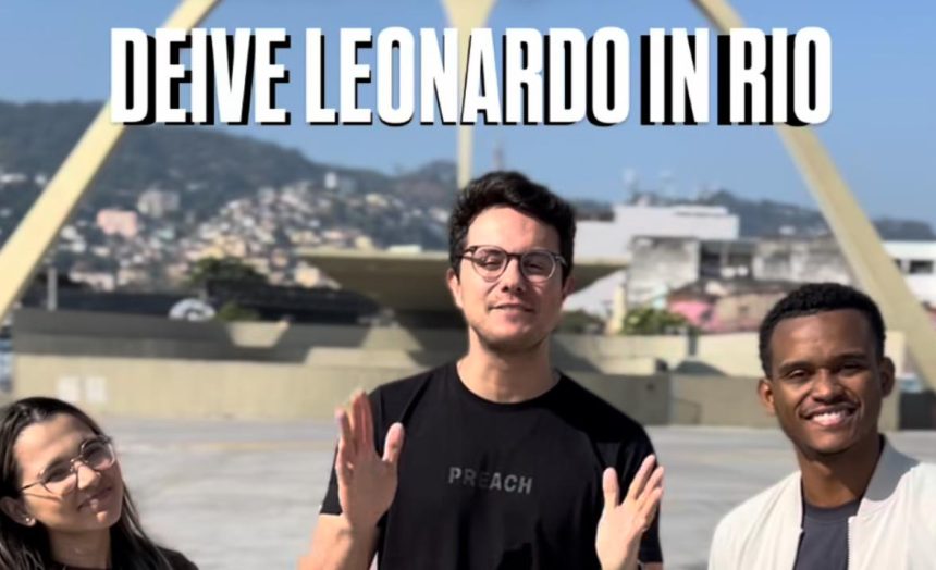 Deive Leonardo, o evangelista e influenciador, anuncia, da Praça da Apoteose, a apresentação de sábado no Rio
