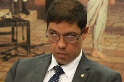 Câmara de Niterói aprova moção de repúdio contra Altineu Côrtes, presidente estadual do PL
