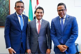 O deputado federal Otoni de Paula com o presidente nacional do Republicanos, Marcos Pereira, e o estadual, Luís Carlos Gomes: filiação praticamente acertada