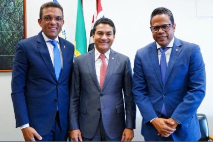 O deputado federal Otoni de Paula com o presidente nacional do Republicanos, Marcos Pereira, e o estadual, Luís Carlos Gomes: filiação praticamente acertada
