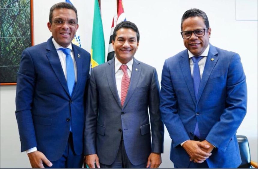 O deputado federal Otoni de Paula com o presidente nacional do Republicanos, Marcos Pereira, e o estadual, Luís Carlos Gomes: filiação praticamente acertada