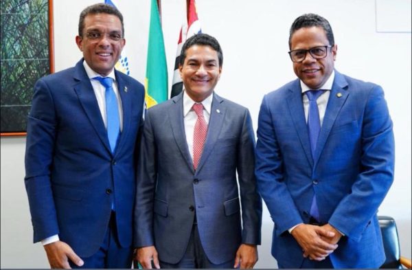 Otoni de Paula já pôs um pé no Republicanos; agora é só esperar a janela 48 O deputado federal Otoni de Paula com o presidente nacional do Republicanos, Marcos Pereira, e o estadual, Luís Carlos Gomes: filiação praticamente acertada