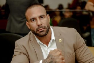 Glauber Poubel, vereador em São Gonçalo e irmão do deputado fenômeno nas redes Filippe Poubel, quer ser candidato a federal, mas o chefe do clã defende a candidatura do filho, o novato Kauan Poubel
