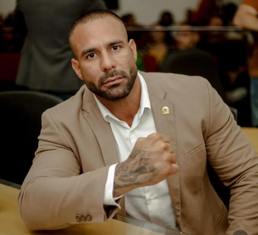 Glauber Poubel, vereador em São Gonçalo e irmão do deputado fenômeno nas redes Filippe Poubel, quer ser candidato a federal, mas o chefe do clã defende a candidatura do filho, o novato Kauan Poubel