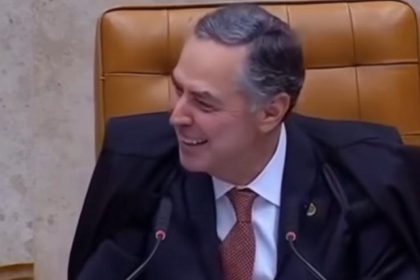 O ministro Luiz Roberto Barroso, presidente do Supremo Tribunal Federal, cai na gargalhada ao fazer um comentário jocoso sobre Mesquita durante uma sessão da corte: ironia irritou a cidade da Baixada Fluminense